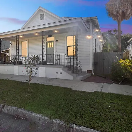 Historic 1918 Tampa Home With Modern Comforts & Charm Home